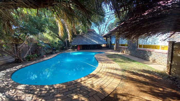 Meyerspark House For Sale: 5 bedrooms, pool, lapa, double garage, borehole.