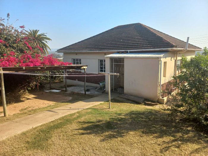 Heuwelkruin House For Sale: 3 Bedrooms, secure parking, outbuilding, close to amenities.