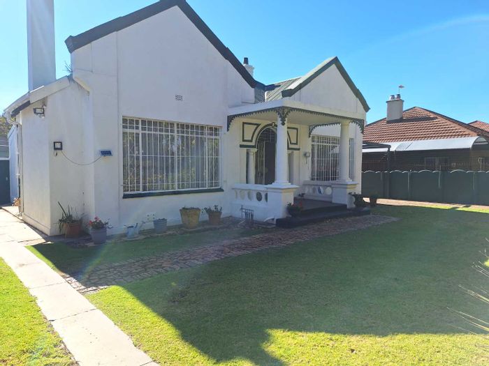 Benoni West House For Sale: 3 bedrooms, garage, garden, and outdoor amenities.