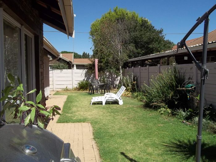 Risiville House To Rent: 2 bedrooms, lapa, mancave, secure garden, versatile spaces.