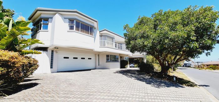 Stunning Plattekloof house for sale with pool, sauna, and entertainment spaces!