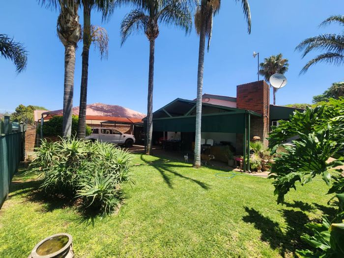 For Sale: House in Pretoria North with 3 bedrooms, large yard, and borehole.