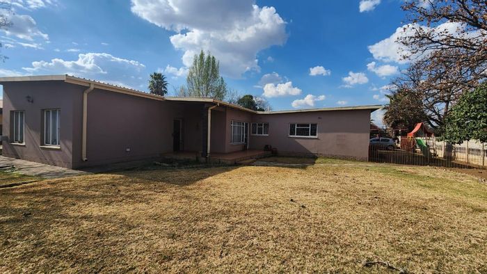 For Sale: Spacious 5-bedroom house with flatlets and borehole in Vanderbijlpark South West 1.
