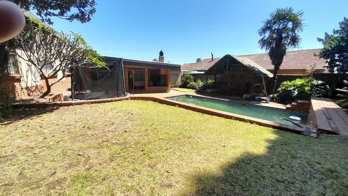 Norkem Park House For Sale: 4 Bedrooms, pool, entertainment area, close to schools.