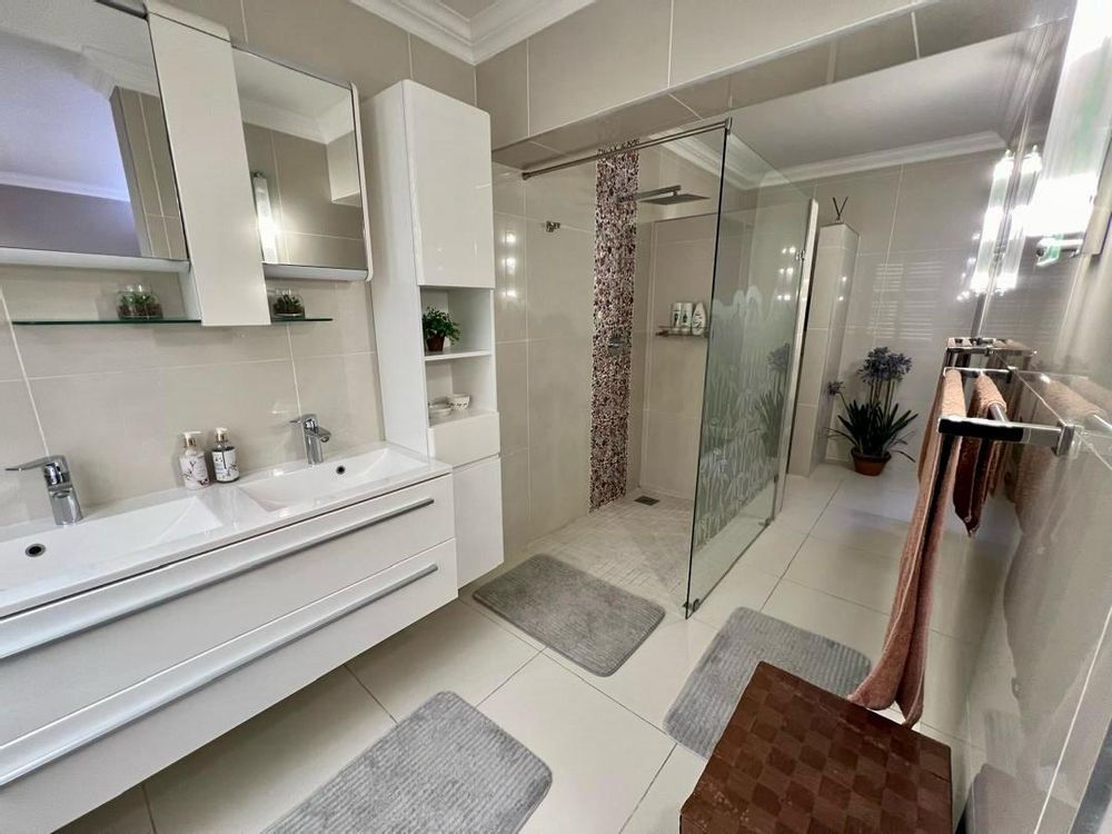 Bedroom 1 en-suite bathroom