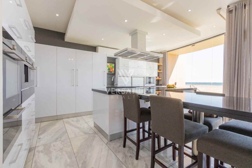 27 - Kitchen dining area