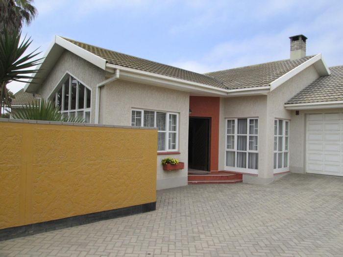 Vineta House For Sale: 4 bedrooms, garden, flat, garage for 4 cars.