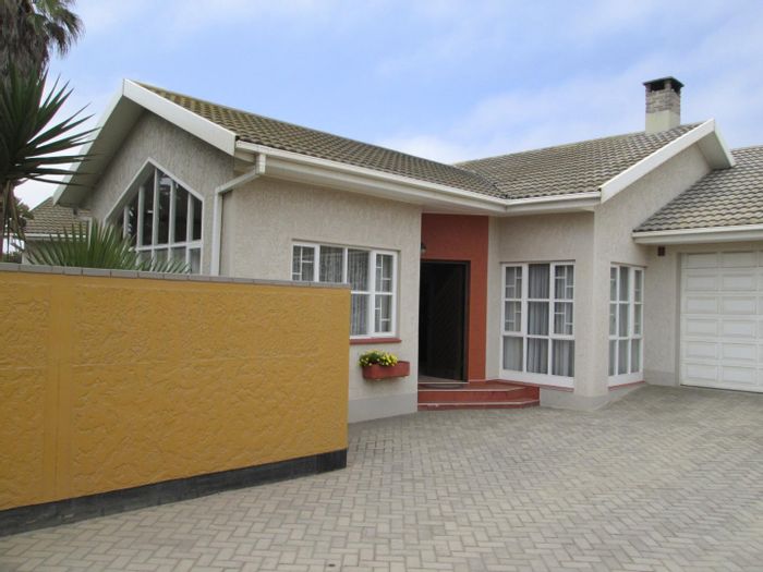 Beachside House in Vineta For Sale: Spacious Living, Garden, and Separate Flat!