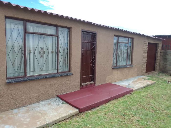 House for Sale in Sebokeng Zone 12: 2 Bedrooms, secure parking, fenced yard.