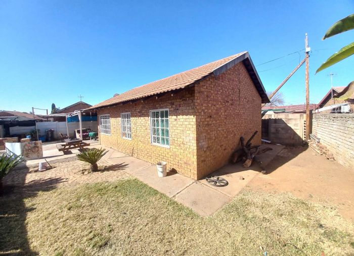 Elandspoort House For Sale: 3 Bedrooms, Open-Plan Kitchen, Carport, Expansive Yard