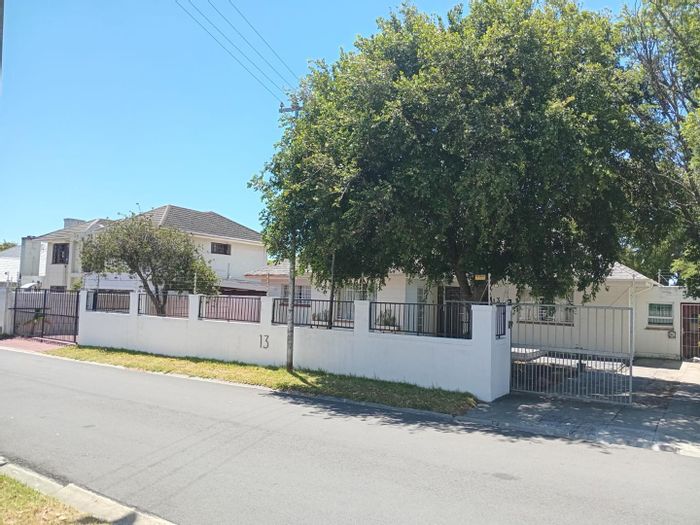 Rondebosch House To Rent: 5 bedrooms, spacious kitchen, secure parking, close to amenities.