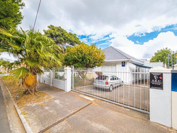 Plumstead Family Home For Sale: Spacious, Garden, Indoor Braai, Near Parks!