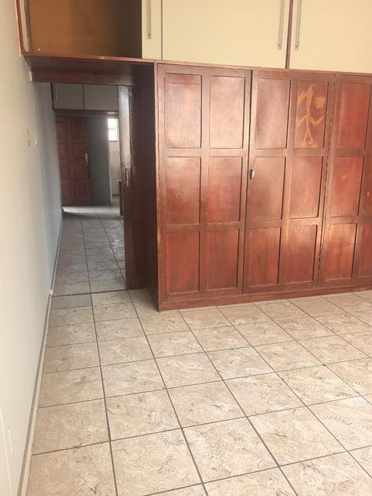 1-Bedroom Apartment For Sale in Sunnyside with Fitted Kitchen and Lounge.