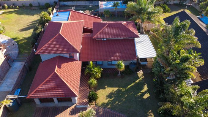 Spacious 4-bedroom house with dual living, pool, and ample parking in Winterhoek Park.