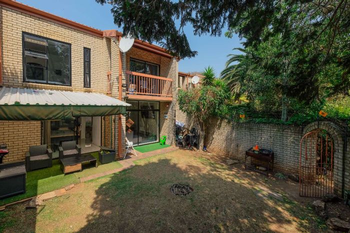 Property #2418321, Townhouse For Sale in Bramley Park