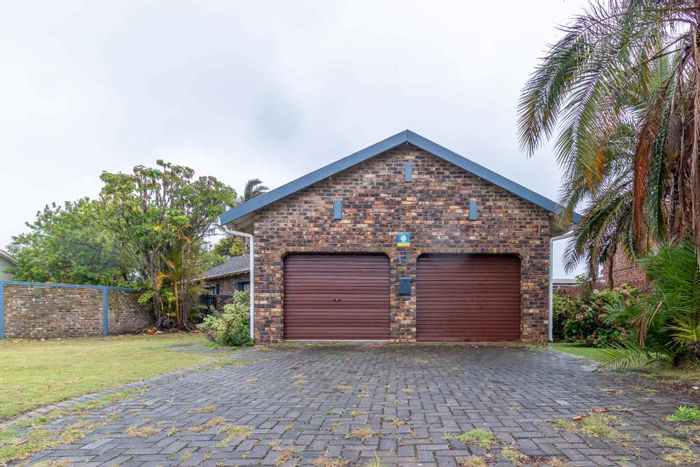 For Sale: House in Sherwood with double garage, guest room, splash pool, and garden.