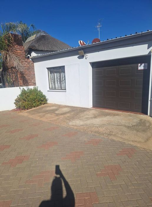 5-Bedroom House in Academia To Rent with Office, Garage, and Built-in Barbecue.