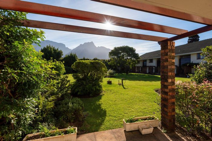 Rondebosch Apartment For Sale: Close to Top Schools, Secure Living, Mountain Views!