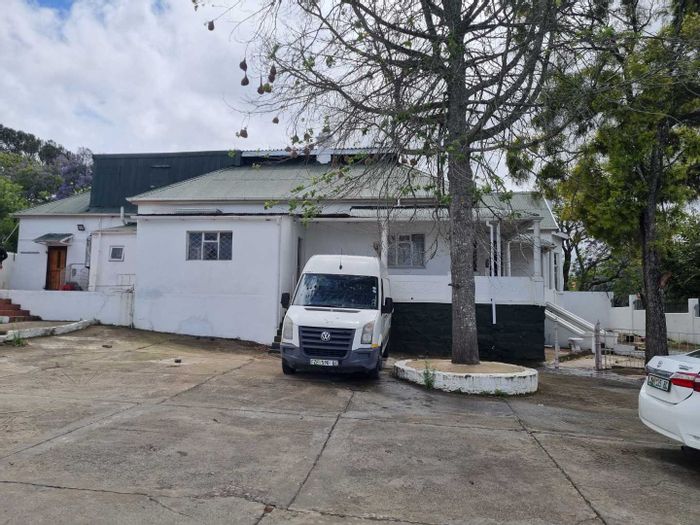 6-Bedroom House with Flatlet and Parking in King Williams Town Central For Sale