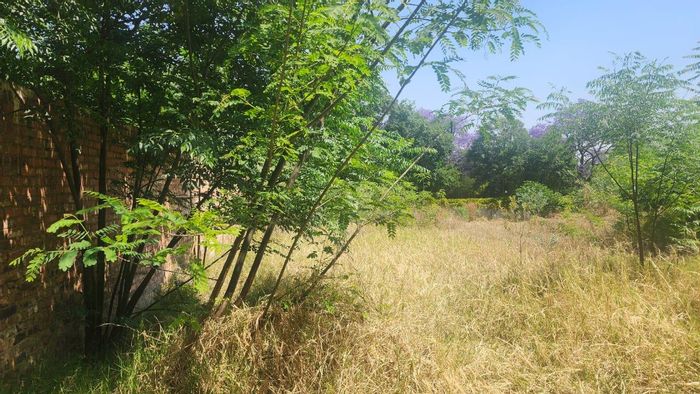 Vacant Land Residential in Bryanston for Sale: 1660 m² with approved plans.