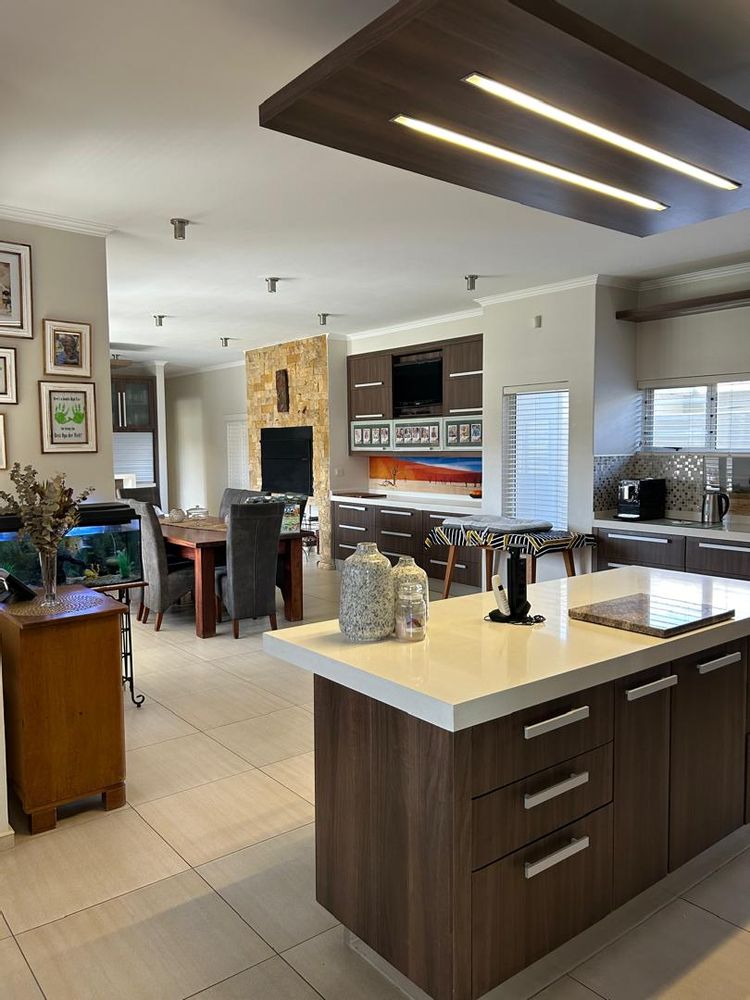 View from the kitchen to the dining room area with own tv and bar counter