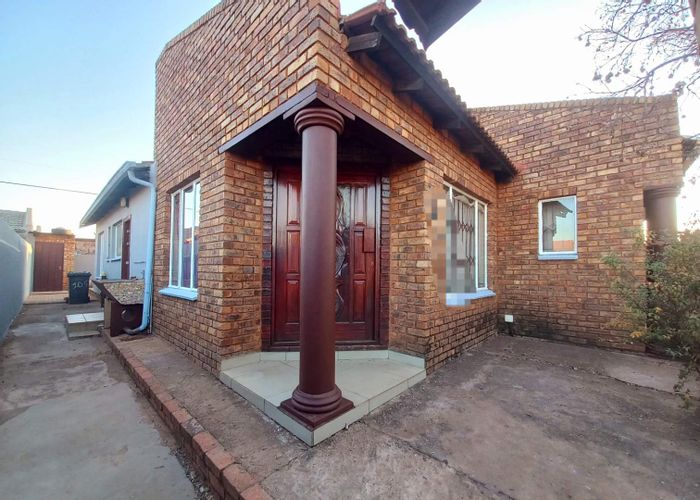 Danville House For Sale: 5 bedrooms, double garage, spacious lounge, secure gates.