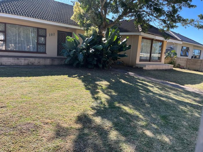 Sunnyridge House For Sale: 3 Bedrooms, Pool, Guest Suite, Close to Amenities.