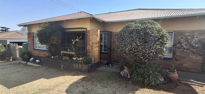 Versatile House with Cottage, Large Garden, and Ample Parking in Primrose East For Sale.