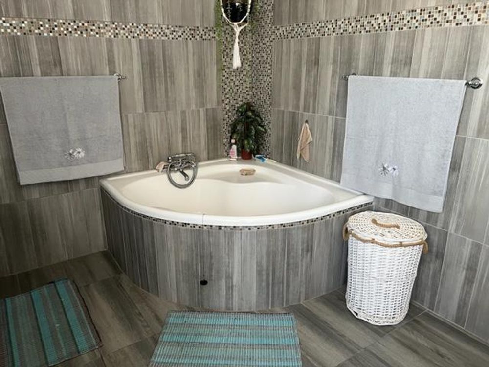 Main en-suite bathroom