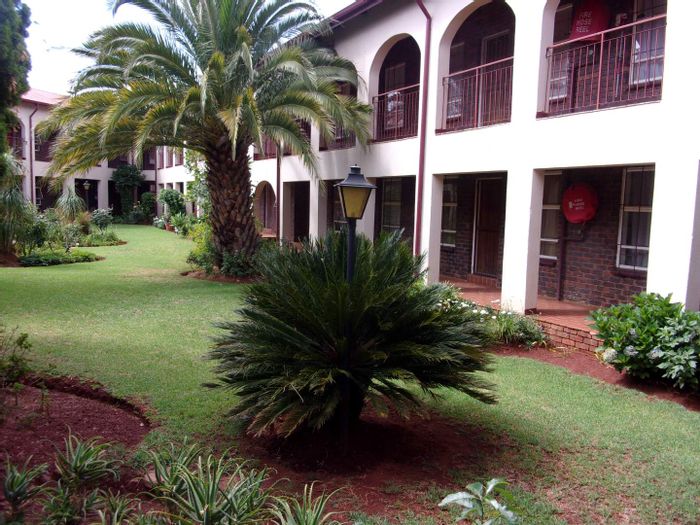 Charming 1-Bedroom Apartment in Roodepoort Central Available to Rent - Act Fast!