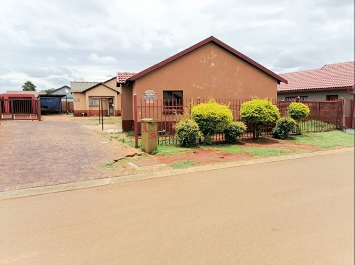 3 Bedroom house to rent in The Orchards with yard and double carport.