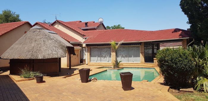 Spacious 6-bedroom house in Brackenhurst with pool, lapa, and staff accommodation. For Sale.