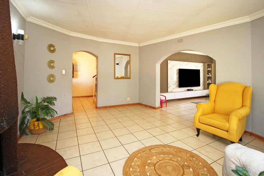 The Open Plan Formal Lounge is eashetically balanced to reinforce the spectacular adjacent Living / TV Room which is expansive in size, housing an xtra large seating arrangement.  Despite the totality of the potential in these two open-plan living rooms the formal lounge forms an intimate space around a lovely fireplace to create a cohesive and very attractive cosy lounge area.    