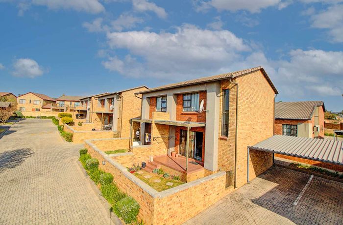 Wilgeheuwel Townhouse For Sale: 2 bedrooms, pet-friendly garden, 24-hour security.