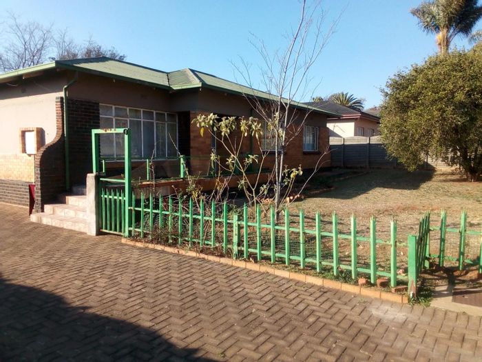 For Sale: House in Kempton Park Ext 2 with 3 beds, large yard, rental income.