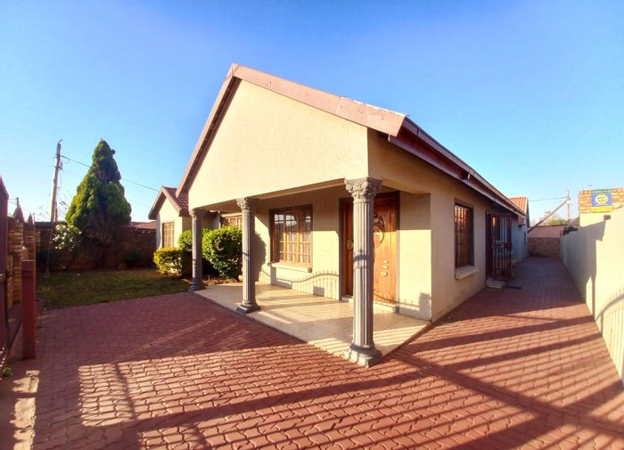 For Sale: House in Atteridgeville with 3 bedrooms, spacious kitchen, and security features.
