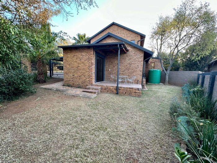 Cottage to Rent in Ashlea Gardens: Open plan living, private garden, double carport.