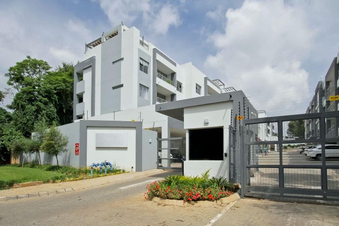 3 Bed, 3.5 Bath Apartment in Melrose with pool, garden, and security. To Rent.