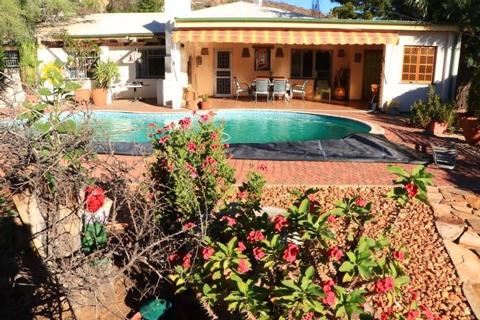 Klein Windhoek House For Sale: Spacious layout, pool, garden, and secure parking.