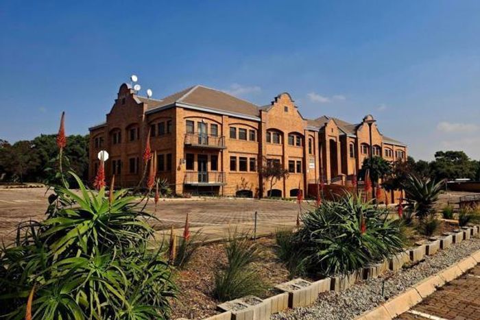 Spacious office in Faerie Glen, To Rent, near amenities and key routes.