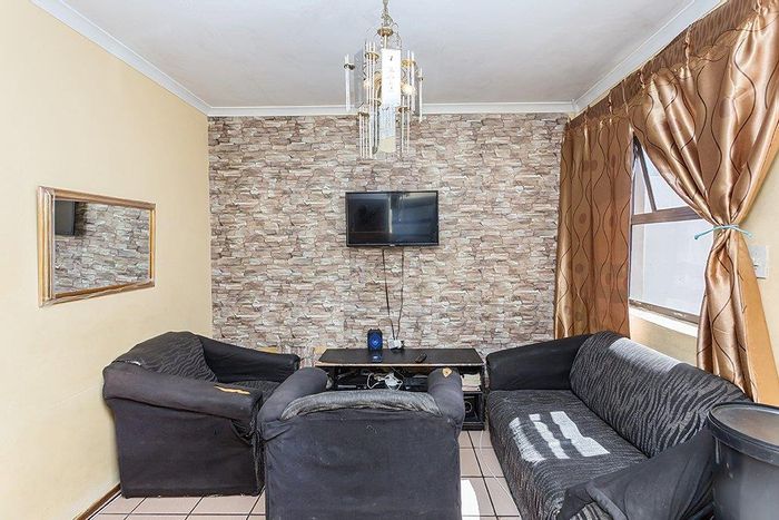 Phoenix House For Sale: 2 Bedrooms, park access, secure parking, extension plans available.
