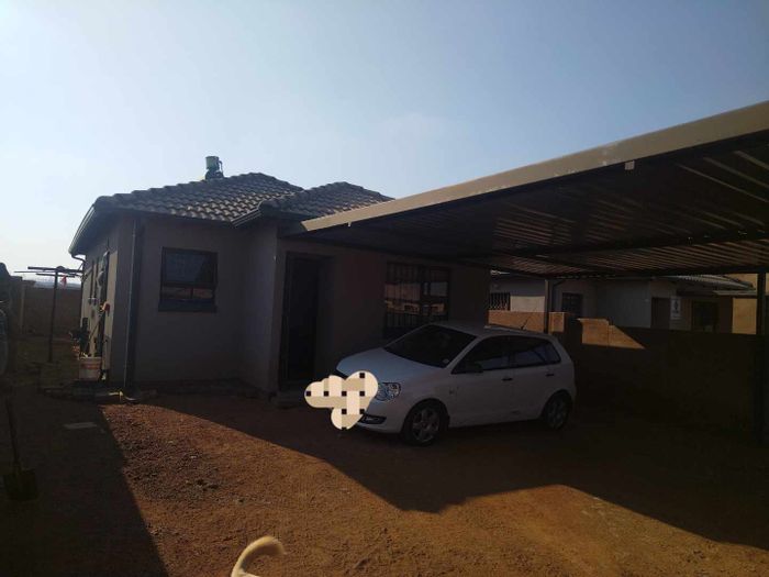 House for Sale in Soshanguve Ext: 3 bedrooms, 2 bathrooms, carport, near amenities.