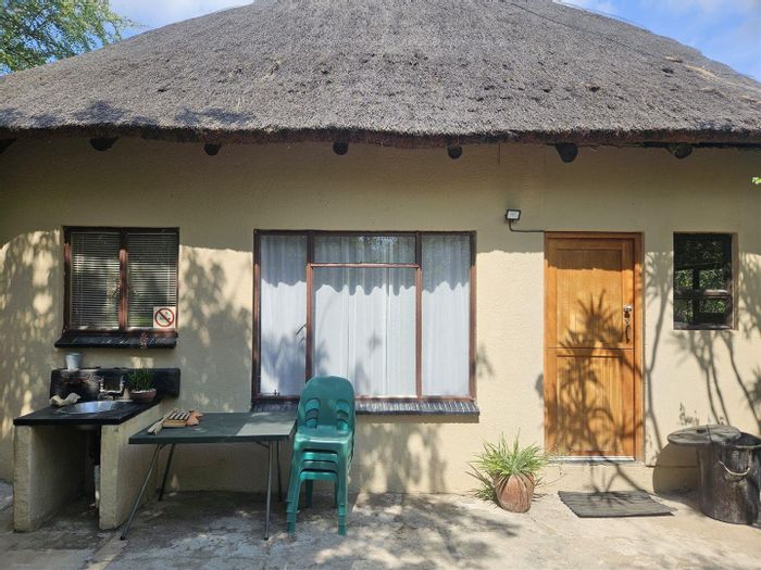 Furnished cottage for rent in Ndlovumzi Nature Reserve with pool access.