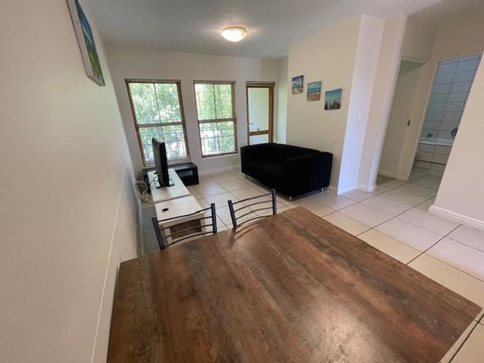 Furnished 1-bedroom apartment in Sea Point, available for 3 months, with balcony.