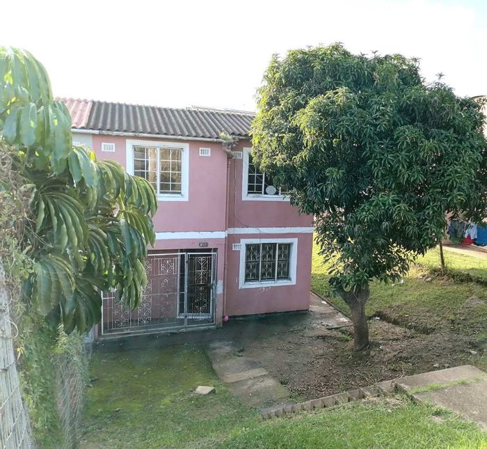 Townhouse For Sale in Newlands East: 3 Bedrooms, Drive-In Access, Fully Fenced.