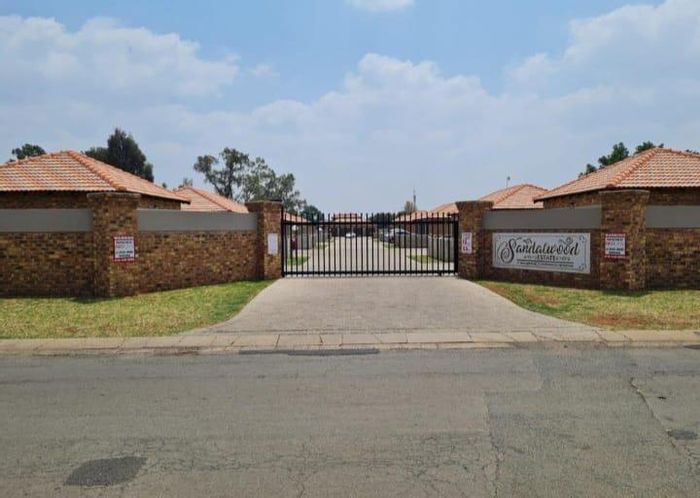 3Bed, 2Bath Townhouse in Riversdale with garden, garage, and security included. To Rent.