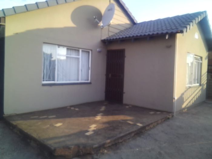 For Sale: House in Tembisa Central, 3 bedrooms, garage, and storage options.