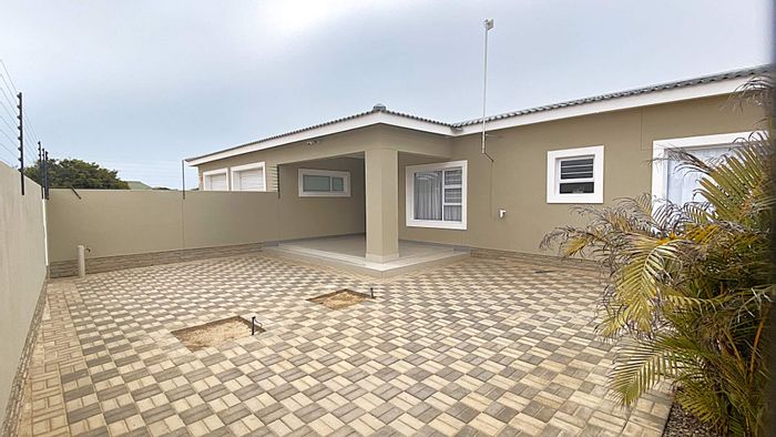 For Sale: House in Henties Bay Central, features 4 ensuites, study, indoor braai.