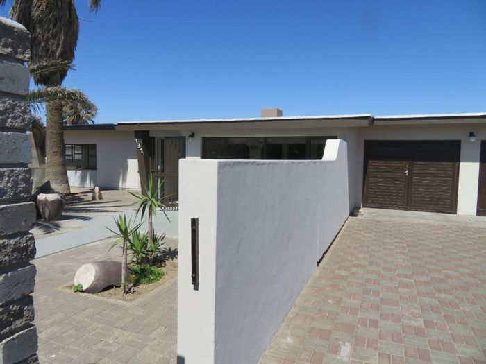 House For Sale in Walvis Bay Central: 3 Beds, Flat, Garages, Fireplace, BBQ Areas