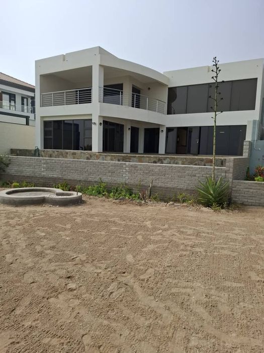 Long Beach House For Sale: 3 bedrooms, en-suites, entertainment area, double garage.